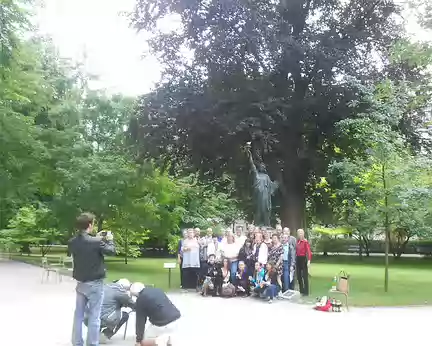 PXL009 En ce 4 juillet 13, un groupe d'américains se fait photographier devant la Statue de la Liberté au jardin du Luxembourg